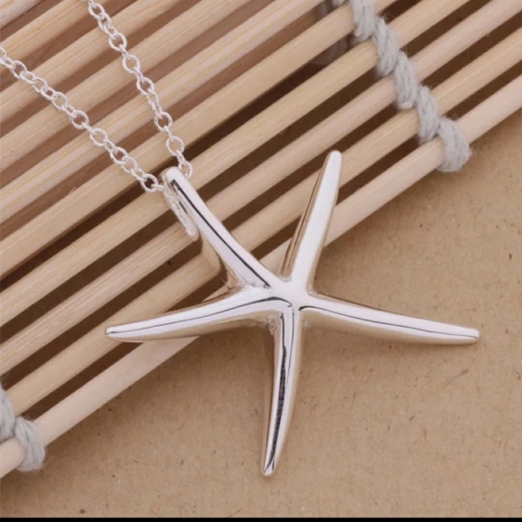Jewelry - Beautiful Silver Starfish Pendant Necklace